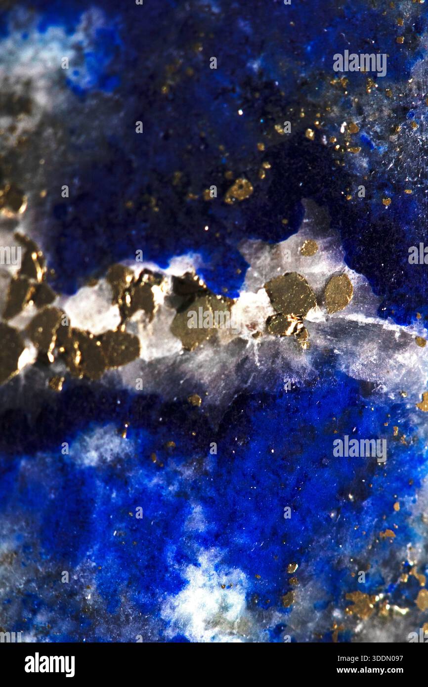 Gros plan de lapis lazuli bleu et or cristal de fond d'harmonie de pierre précieuse Banque D'Images