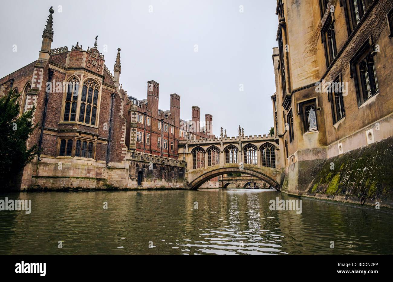 Emblématique Bridge of Soupirs au St John’s College, Cambridge, vu de la River Cam par une froide journée d’hiver avec un ciel couvert et un persp classique de punting Banque D'Images