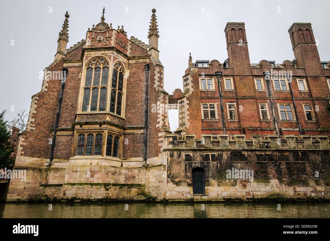 Vue hivernale de la vieille bibliothèque de St John’s College vue d’un bateau de pontage sur la River Cam sous le ciel couvert Banque D'Images