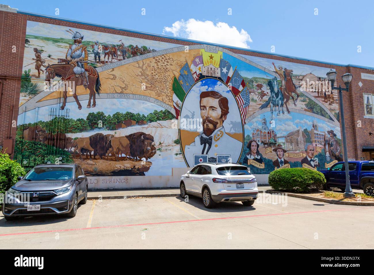 Une murale de Stylle Read célèbre l'histoire de Cleburne, Texas avec une photo du général confédéré Patrick R. Cleburne et les six drapeaux au-dessus du Texas. Banque D'Images