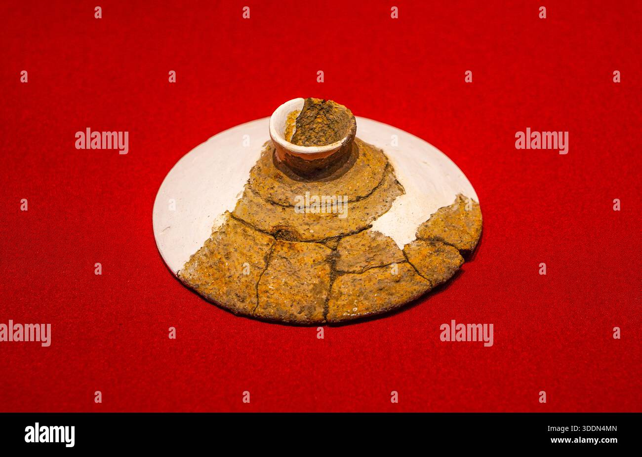 Couvercle en poterie de la dynastie Shang en Chine, fouillé dans la communauté de Dafeng Fangying à Xindu, Chengdu, Sichuan Banque D'Images