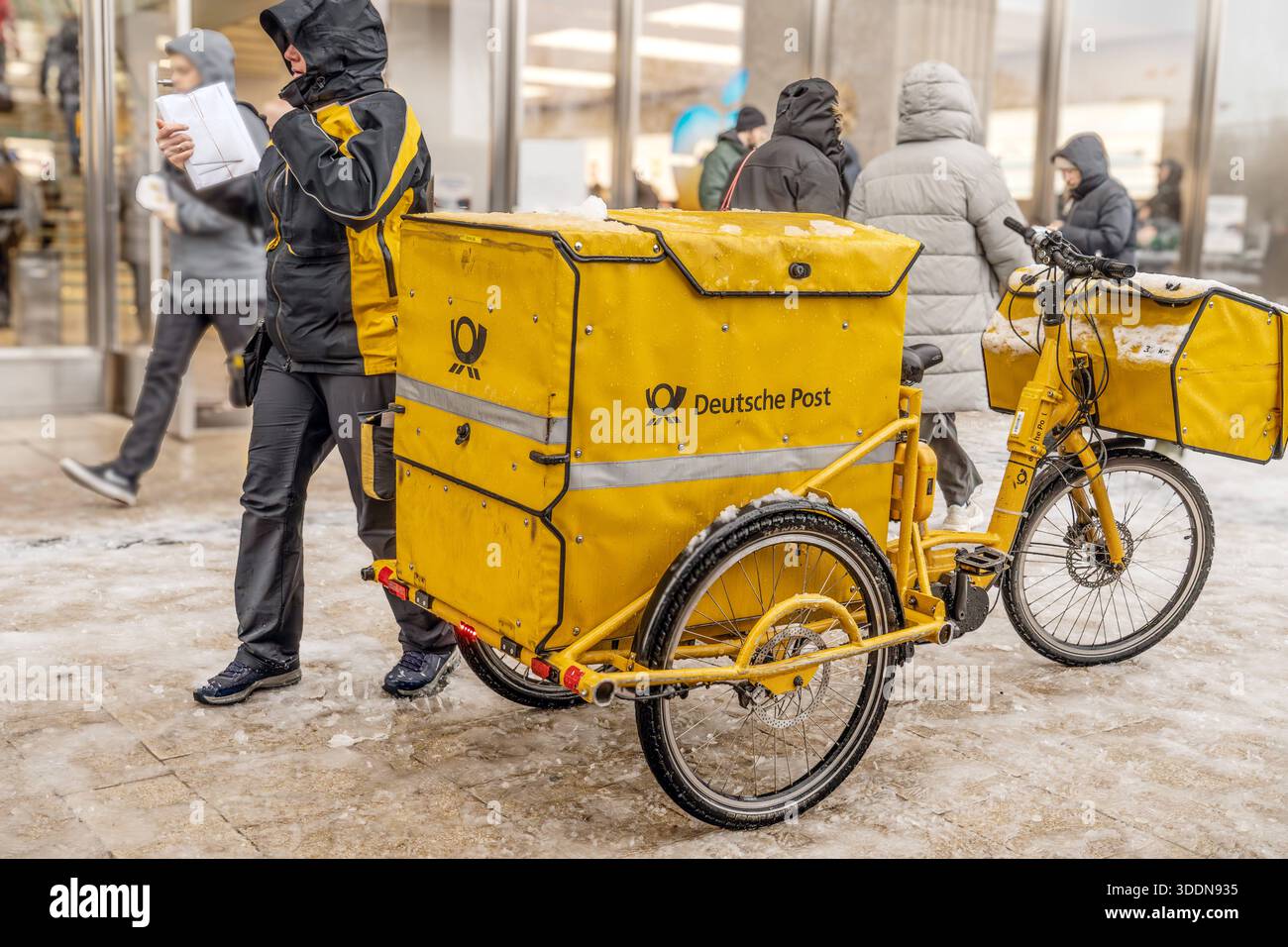 Zustellerin der Deutschen Post, liefert mit ihrem Dienstfahrrad Sendungen BEI Eis und Schnee aus, nach Wintereinbruch ist ganz Hamburg Weiß, inzwischen Tauwetter, Hamburg, 2. Januar 2026 Deutschland, Hambourg, 2. Januar 2026, Zustellerin der Deutschen Post, liefert Sendungen aus BEI Eis und Schnee, Briefträgerin am Freitagmittag mit ihrem gelben Dienstfahrrad in der Innenstadt unterwegs, nach Wintereinbruch mit starkem Schneefall ist ganz Hamburg, Temperaturen um die 3 Grad, der Schnee beginnt zu tauen, Wetter, Hamburger Wetter, Winter, Wetter *** Deutsche Post livreur, livre shipme Banque D'Images