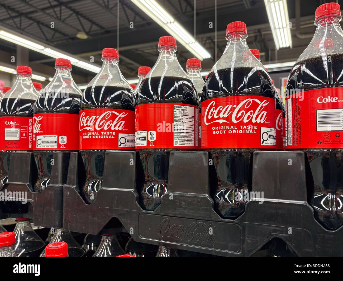 Bouteilles Coca-Cola original Taste 2L. Boisson gazeuse, soda. Exposé dans une épicerie, montrant des produits de détail et de consommation. Banque D'Images
