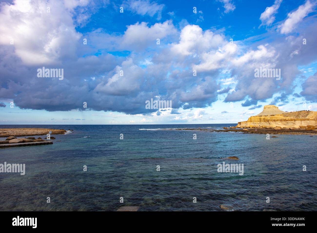 Marsalforn Gozo salines romaines et formations rocheuses Banque D'Images