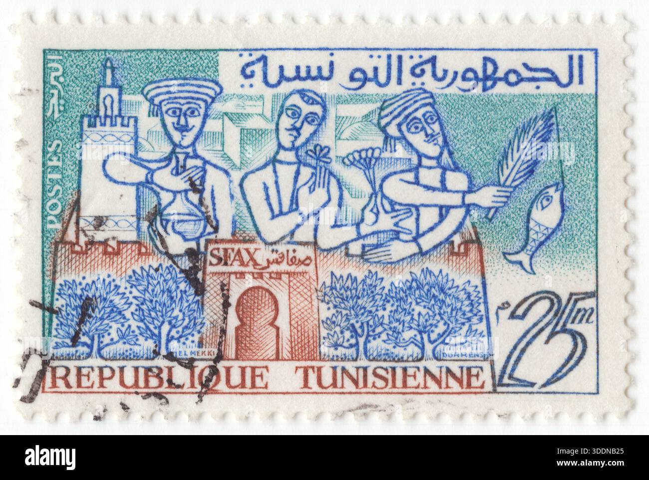 TUNISIE - 1959 octobre 24 : 25 timbre-poste multicolore milim représentant des œuvres d'art huile, fleurs et poissons de Sfax, symboles des principales industries de Sfax, qui est un port méditerranéen important. Un minaret et les remparts historiques de la ville sont montrés. Les figures stylisées illustrent les secteurs économiques vitaux de la ville : la personne de gauche représente la production de pétrole, la figure du milieu tient des fleurs (fleurs d'amandiers), et la personne de droite tient une fronde de palmier et une ligne de pêche avec un poisson. Les oliviers sont représentés le long du fond de la muraille de la ville, faisant référence à l'importante industrie de l'olivier de la région Banque D'Images
