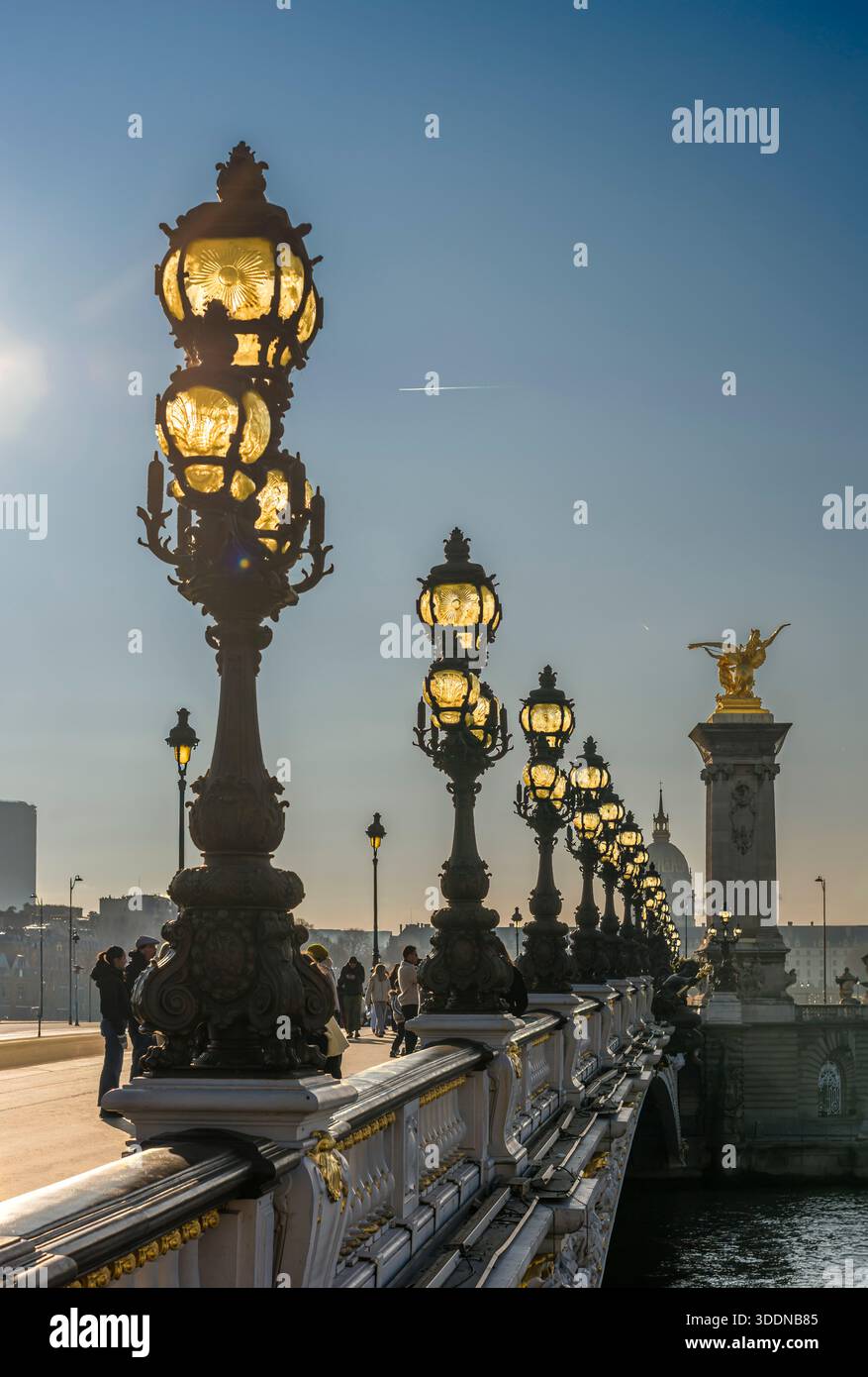 Paris, France - 12 27 2025 : quais de Seine. Détails du pont Alexandre III avec sculptures et lampadaire Banque D'Images