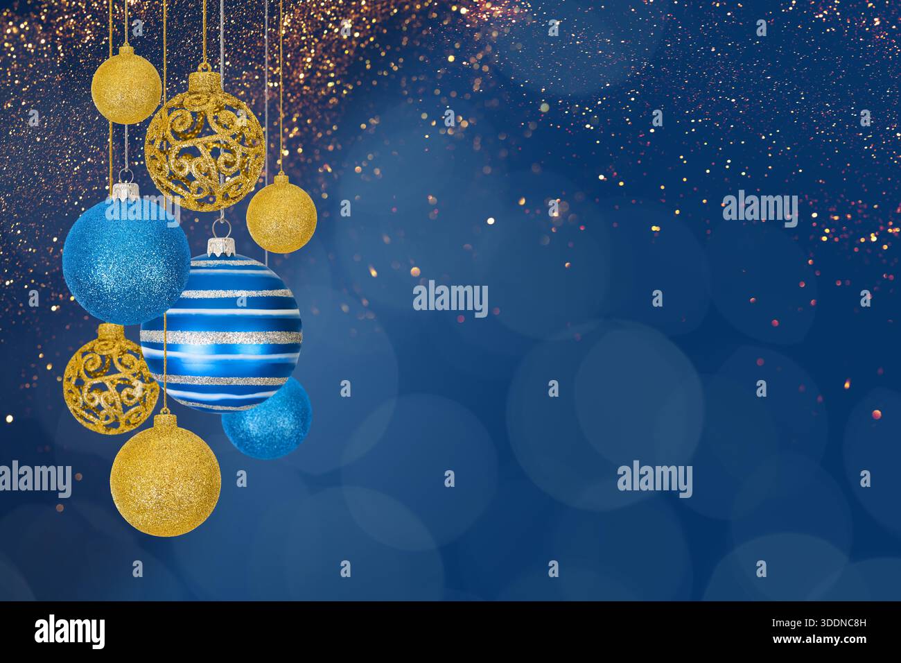 Fond bleu de Noël avec des décorations d'arbre de Noël avec des boules dorées et bleues et des lumières dorées avec espace de copie. Carte de nouvel an et de Noël. Banque D'Images