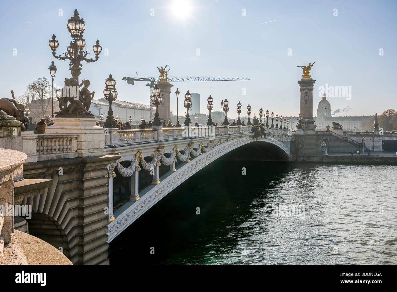 Paris, France - 12 27 2025 : quais de Seine. Détails du pont Alexandre III avec sculptures et lampadaire Banque D'Images