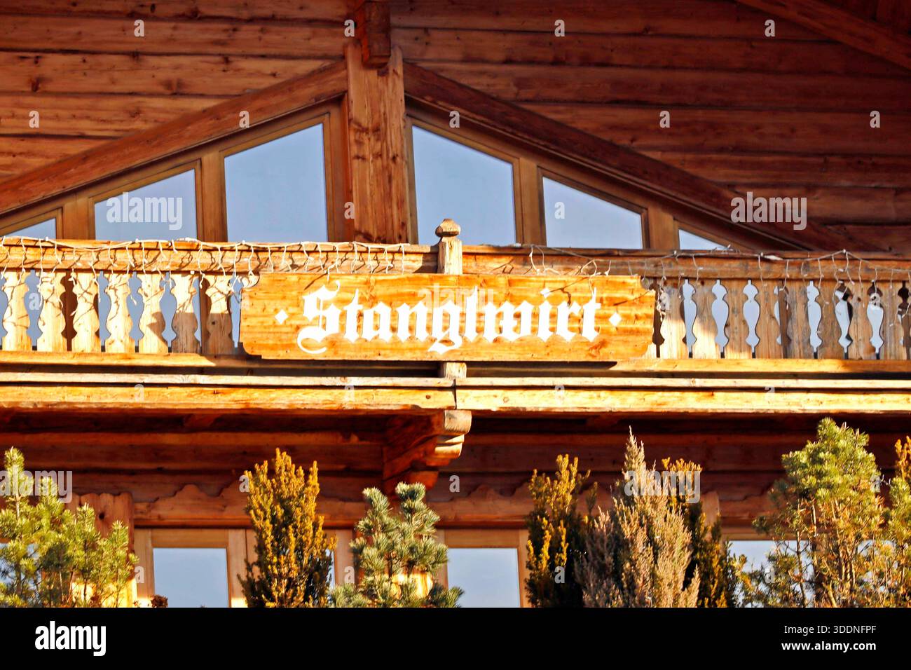 02.01.2026, Kitzbühel, AUT, Unterwegs in TIROL, SYMBOLBILD, Themenbild, Verschiedene Themenbilder, im Bild Biohotel Stanglwirt, Going, Tirol, Promi Wirt, Wirtshaus, gastronomie, Hôtel, Weisswurstparty, Tourismus, Gastronomiebetrieb, Fremdenverkehr, Aaußenansicht, *** 02 01 2026, Kitzbühel, AUT, sur la route du TYROL, IMAGE SYMBOLE, image à thème, diverses images à thème, dans l'image Biohotel Stanglwirt, Going, Tyrol, hôte de célébrité, auberge, gastronomie, hôtel, fête de saucisse blanche, tourisme, gastronomie business, tourisme, vue extérieure, Banque D'Images