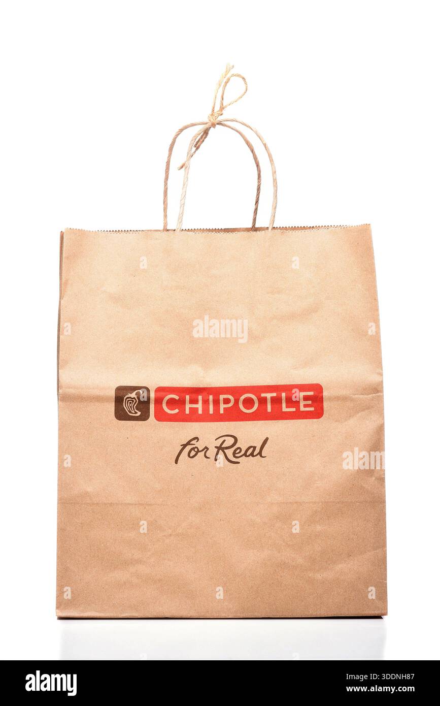 IRVINE, CALIFORNIE - 02 Jan 2026 : un sac en papier brun Chipolte pour les commandes à emporter ou à livrer. Banque D'Images