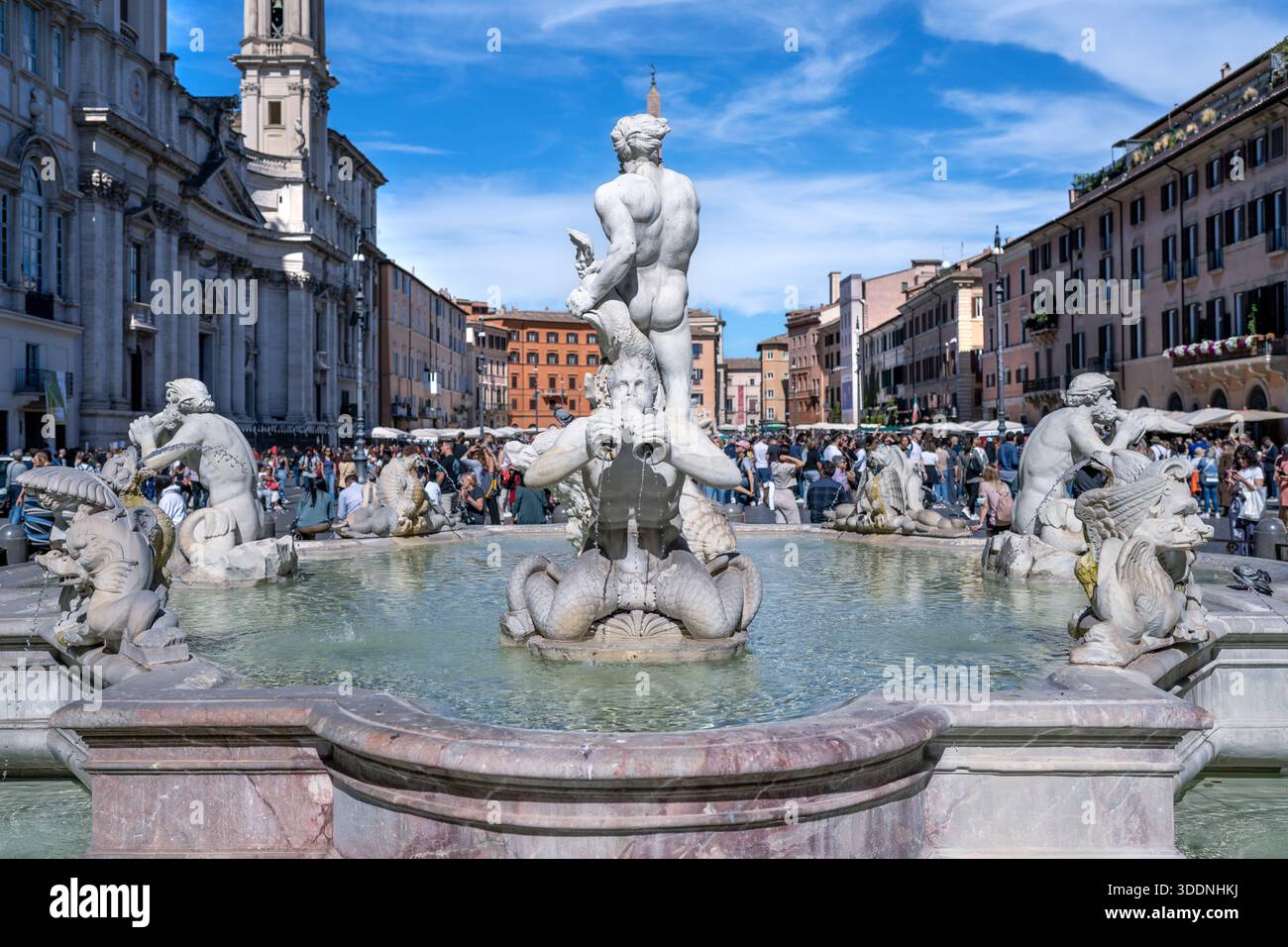 Rome Italie - 2 octobre 2022 : fontaine de la Maure sur la Piazza Navona à Rome Italie par un matin bondé Banque D'Images
