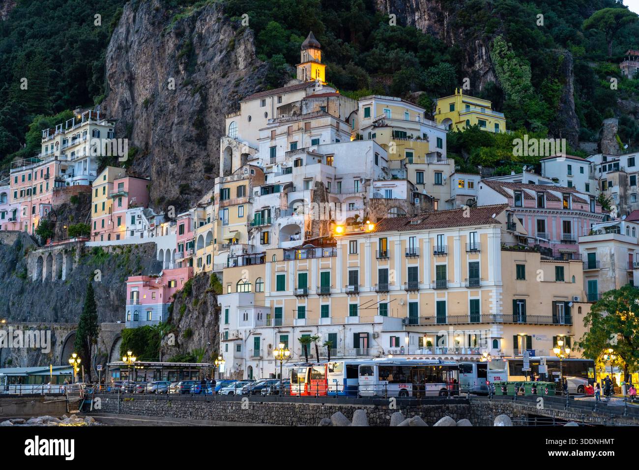 Bâtiments sur la côte amalfitaine le soir en Italie Banque D'Images
