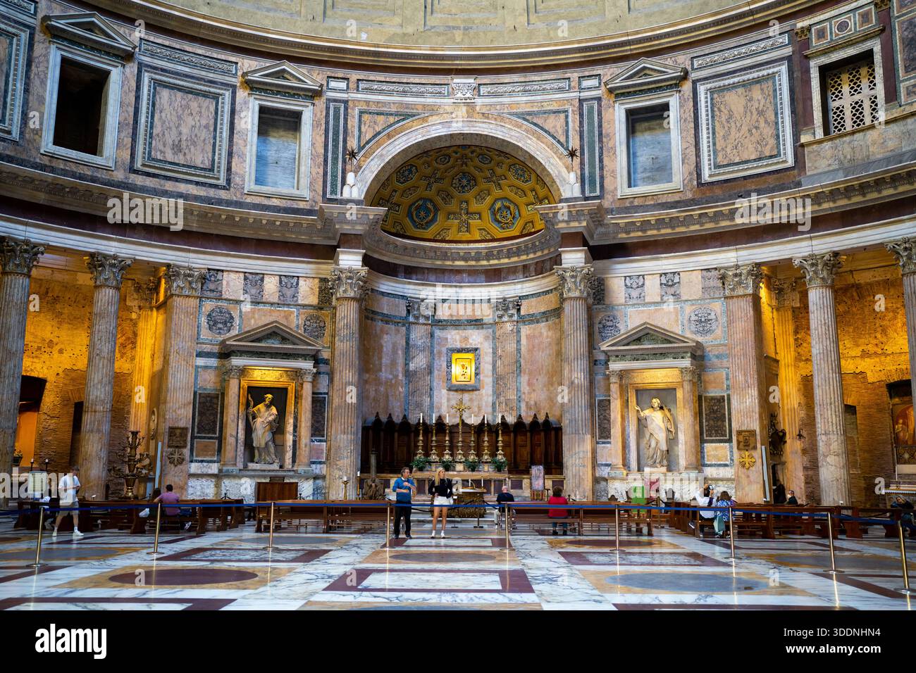 Rome Italie - 1er octobre 2022 : à l'intérieur du Panthéon en regardant vers l'autel principal de l'église de Rome Banque D'Images