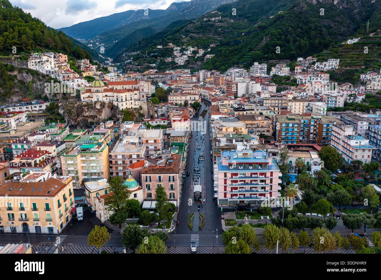 Vue aérienne de Maiori sur la côte amalfitaine en Italie Banque D'Images