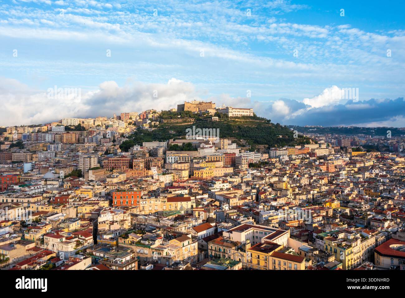 Vue aérienne de Naples et le château Sant'Elmo regardant vers l'ouest Banque D'Images
