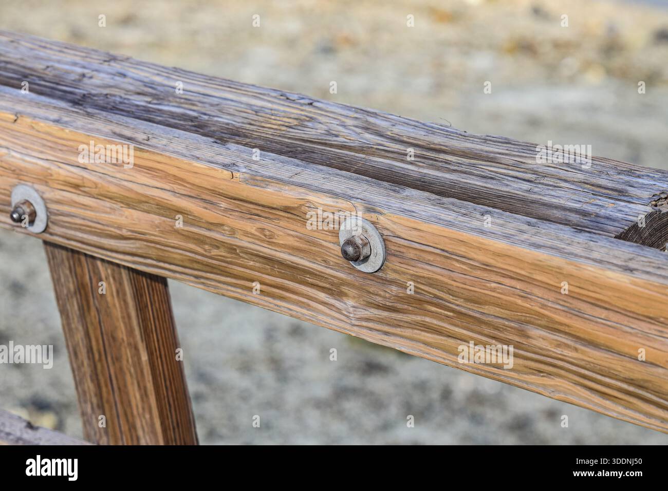 Supports métalliques boulons, écrous, filetés sur les poutres de la clôture en bois. Banque D'Images
