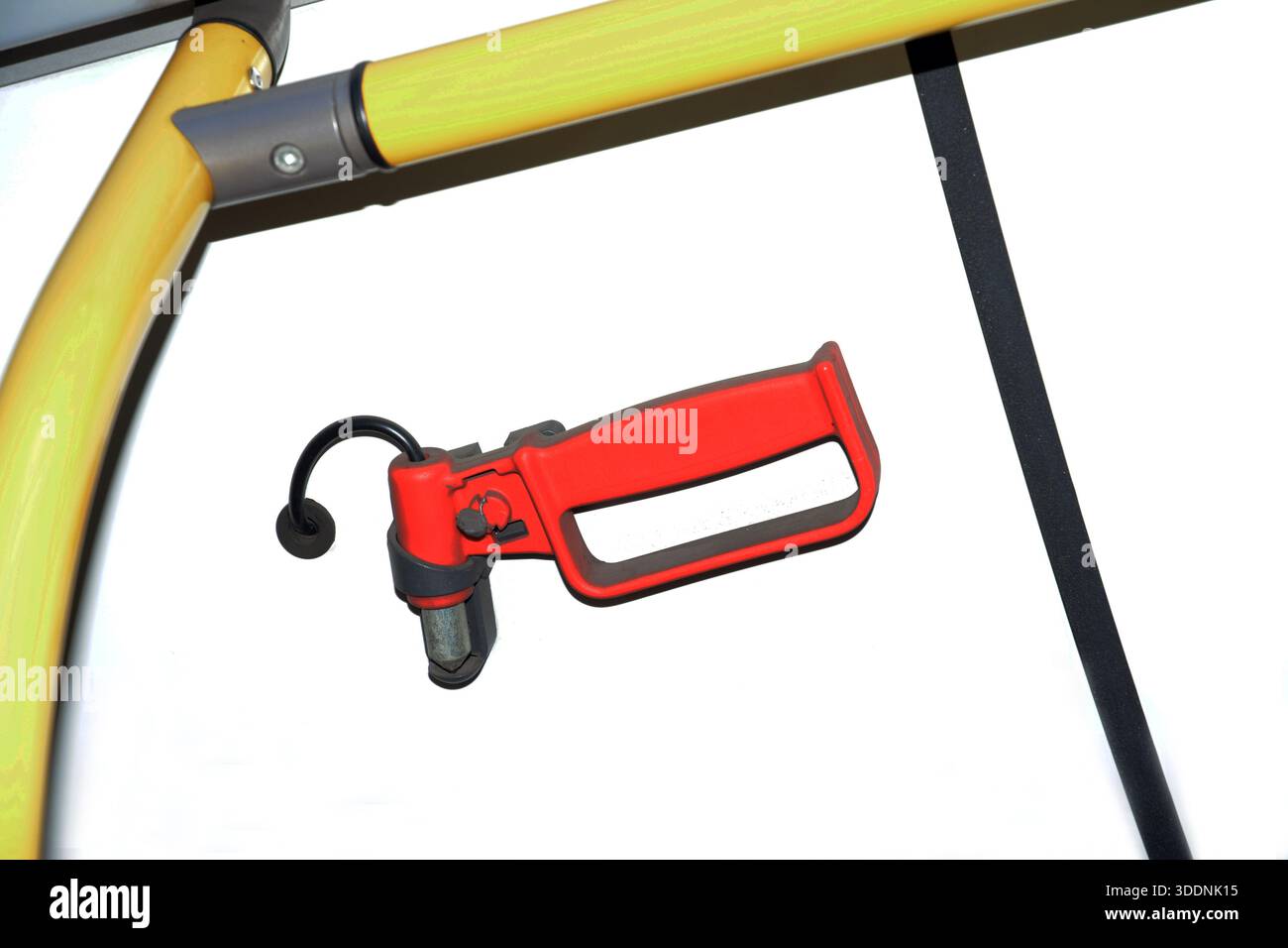 marteau d'évacuation à poignée en plastique rouge scellé sur le mur des bus de transport public Banque D'Images