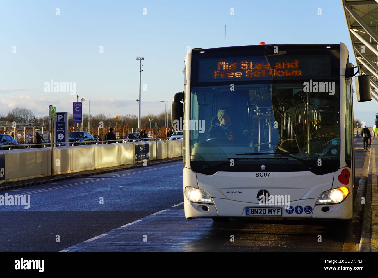 Navette aéroport attendant au trottoir à l'extérieur de l'aéroport de Londres Stansted sur un matin lumineux.Londres, Stansted Airport, Angleterre Banque D'Images