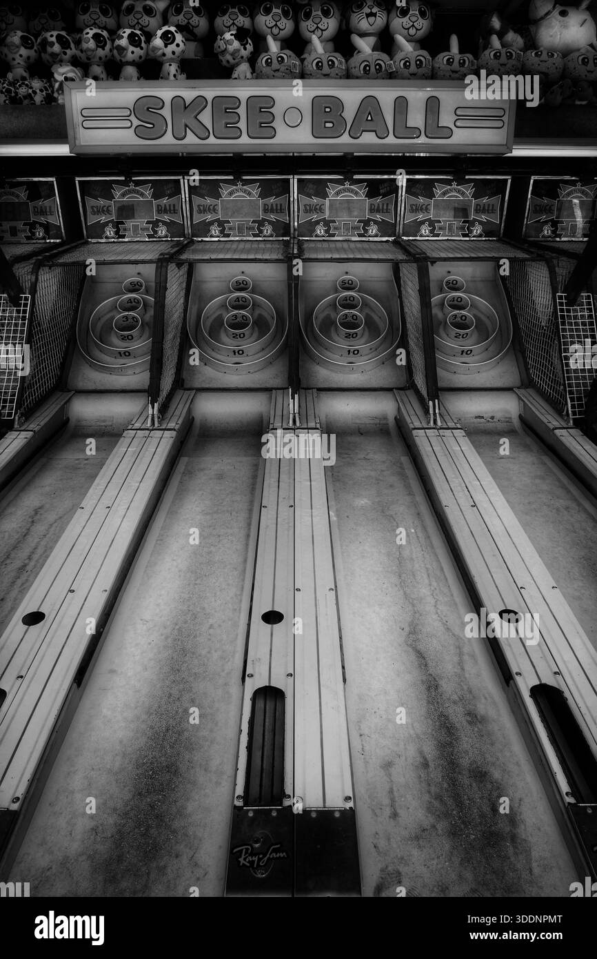 Jeu de Skee Ball à la foire du comté en noir et blanc Banque D'Images