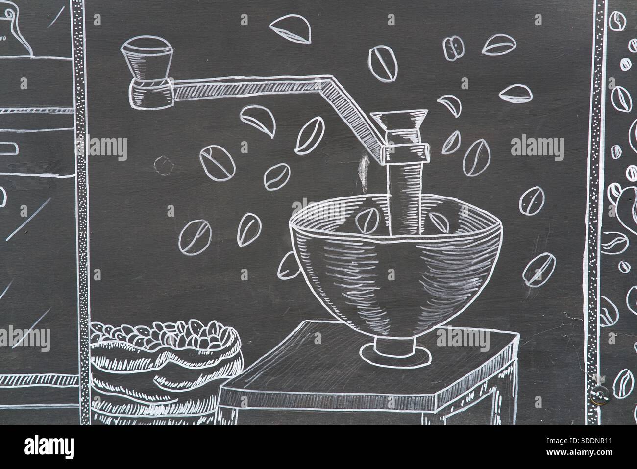 Tableau noir dessiné à la main illustration d'un moulin à café vintage avec des haricots volant dans le bol.Eger, Hongrie Banque D'Images