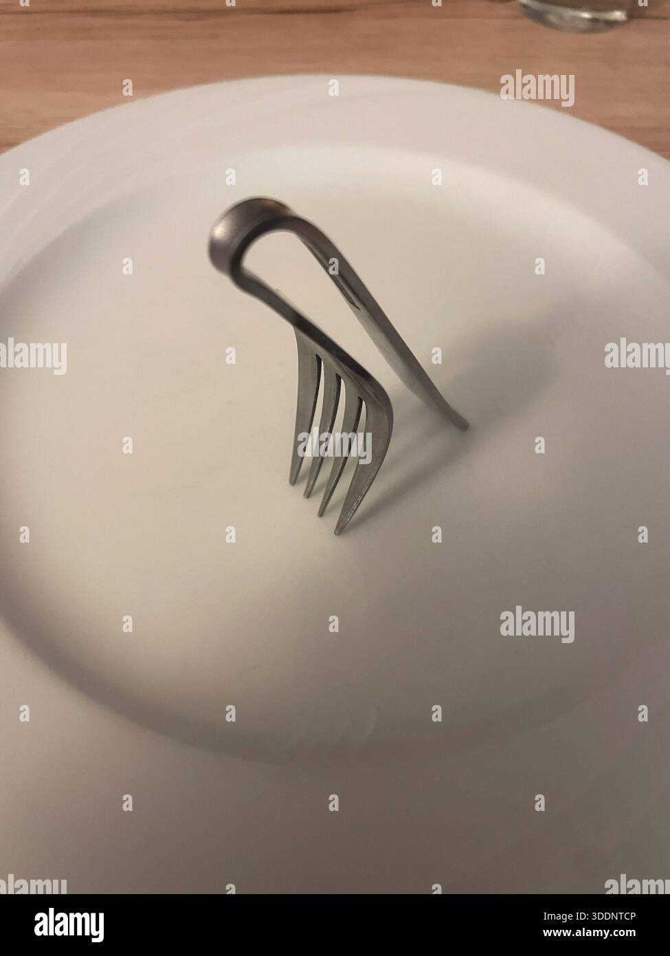 Equilibrage de fourche sur plaque, nature morte conceptuelle minimaliste - Image de stock capturée avec un smartphone