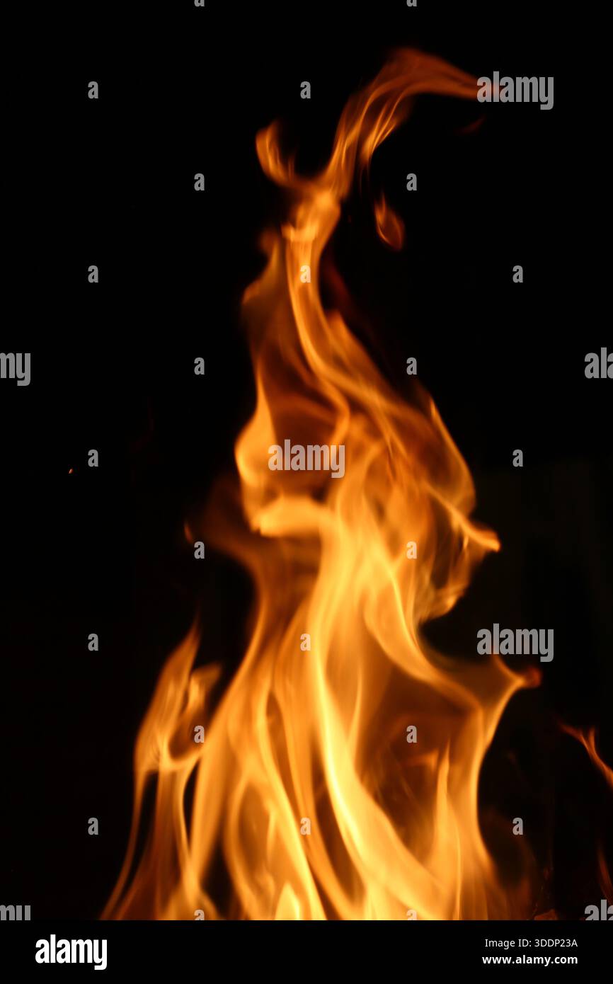 Flamme brillante brûlant dans la cheminée créant une atmosphère chaleureuse et confortable à l'intérieur de la maison rustique. Banque D'Images