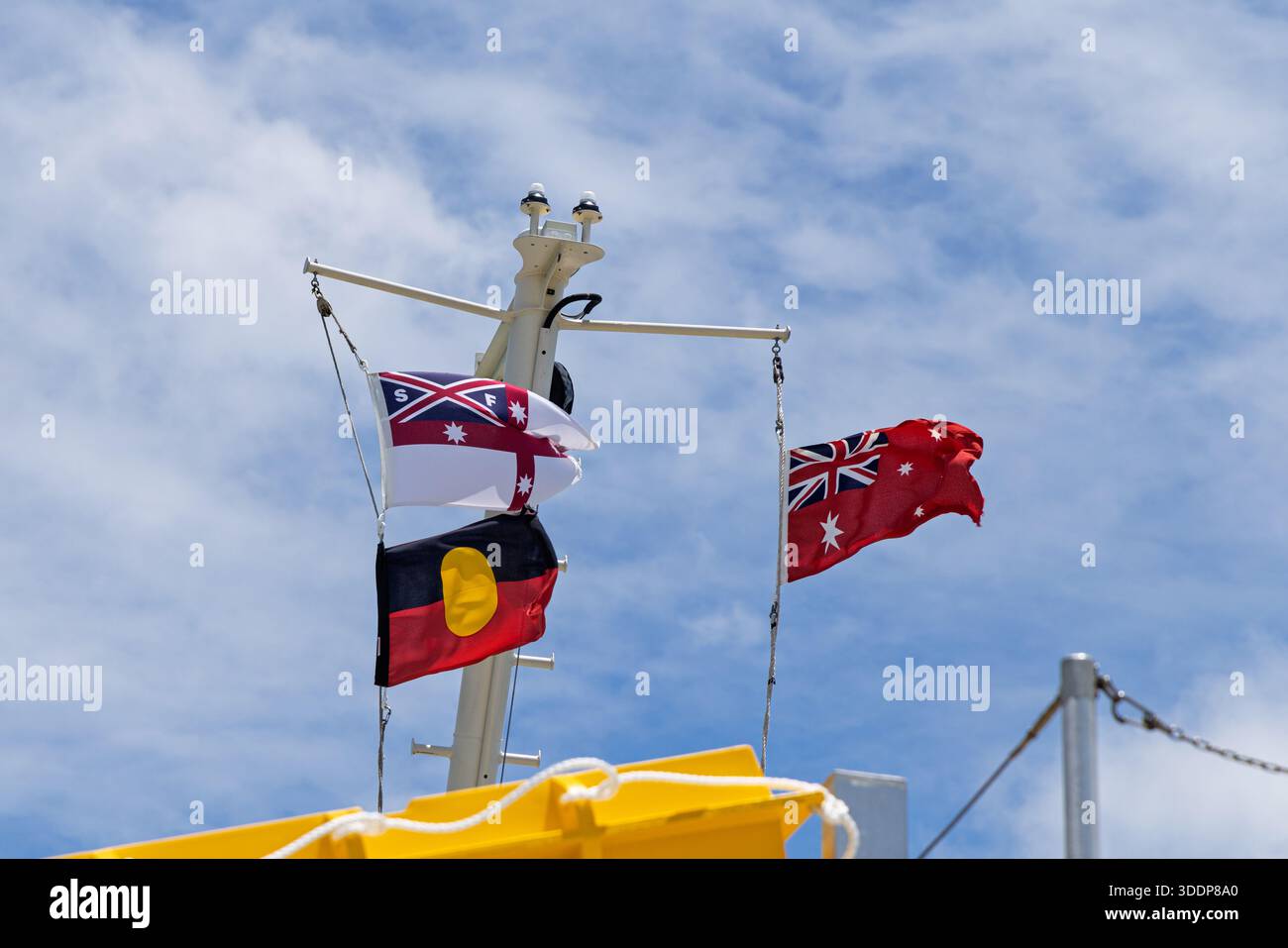 Gros plan de 3 drapeaux flottant sur le ferry de Sydney - drapeau national australien, drapeau aborigène et drapeau de Sydney Ferries House dans le port de Sydney, Australie sur 2 Banque D'Images