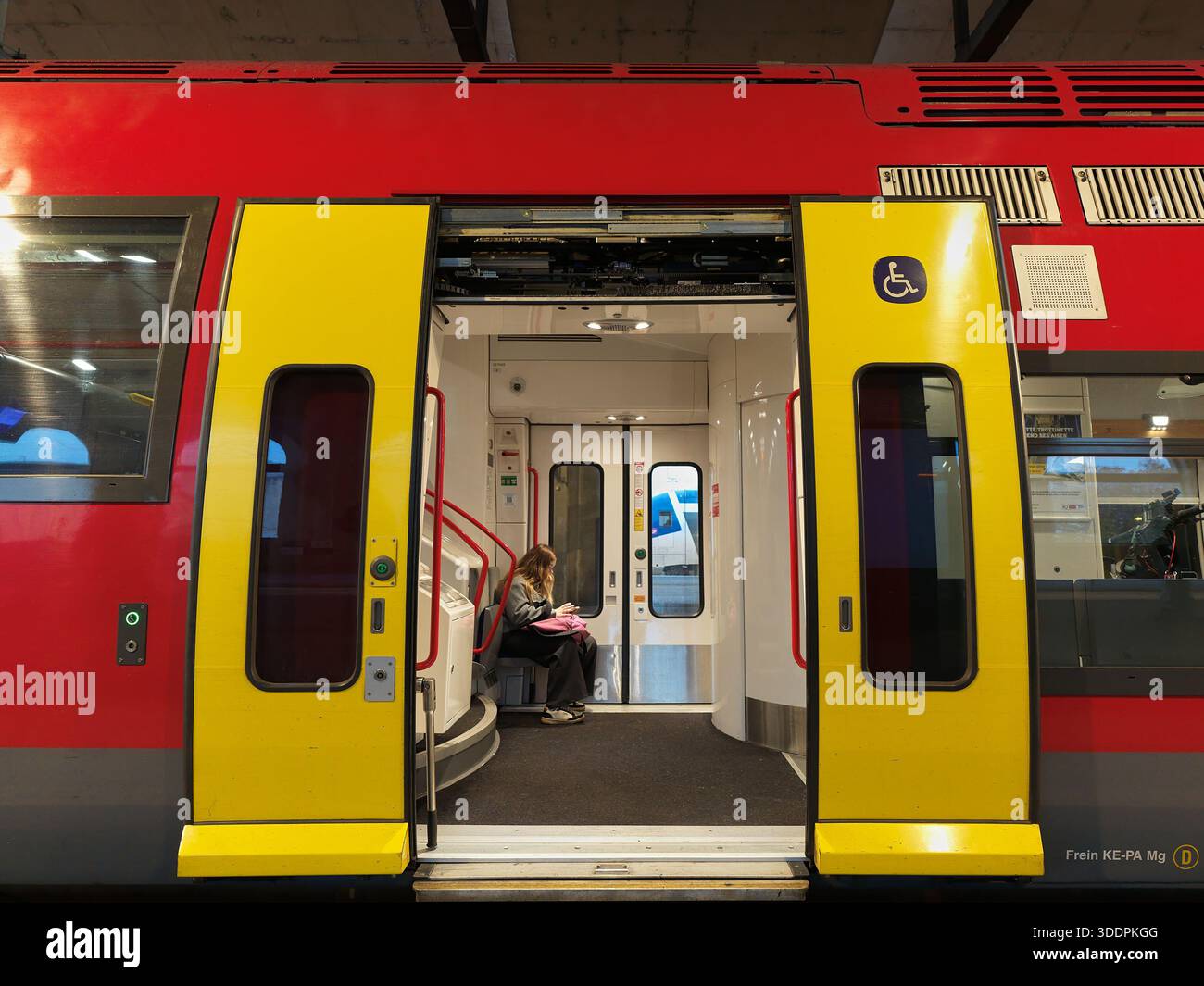 Passager dans un train stationné à la gare de Nîmes, France. Banque D'Images