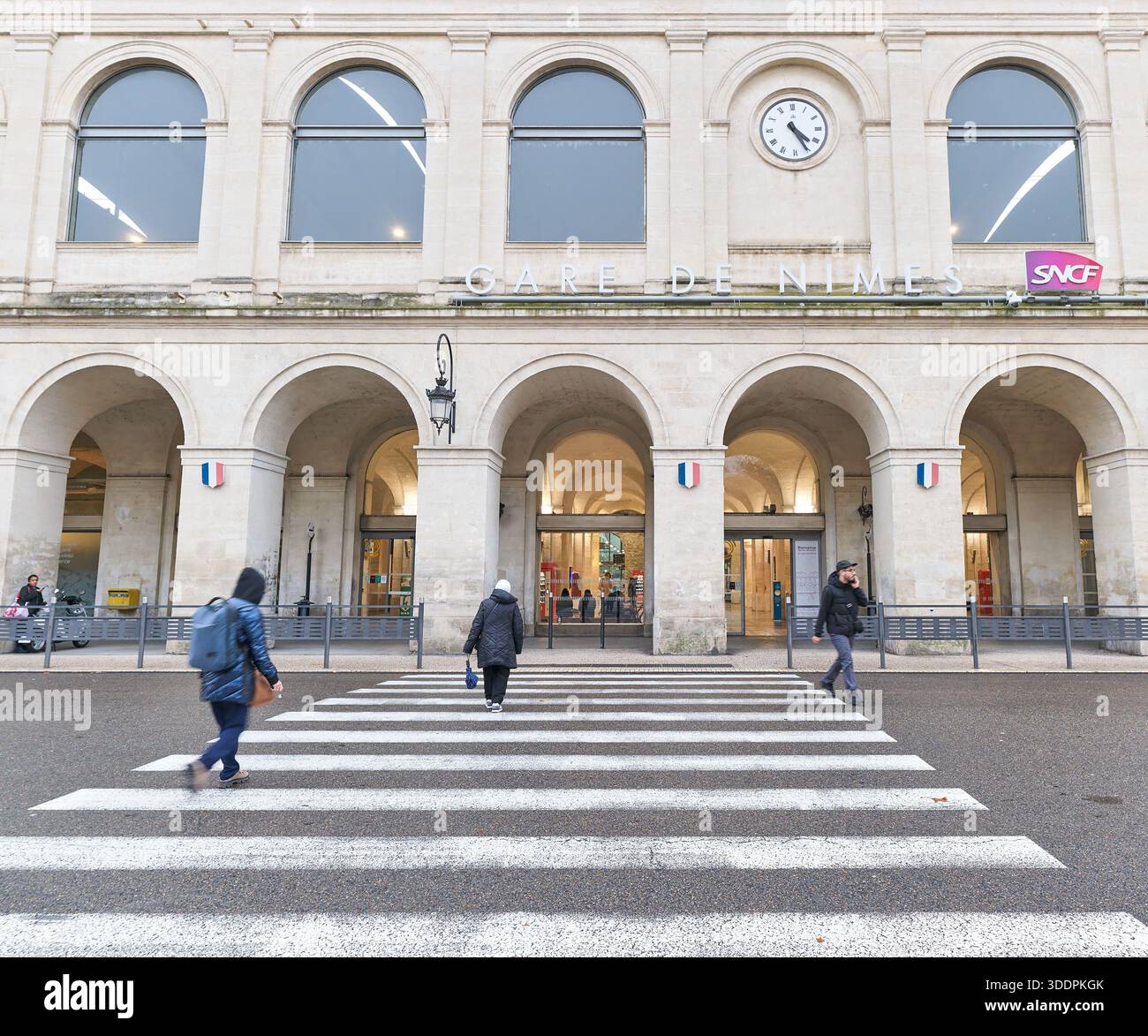 Horloge sur la façade avant de la gare de Nîmes, France. Banque D'Images