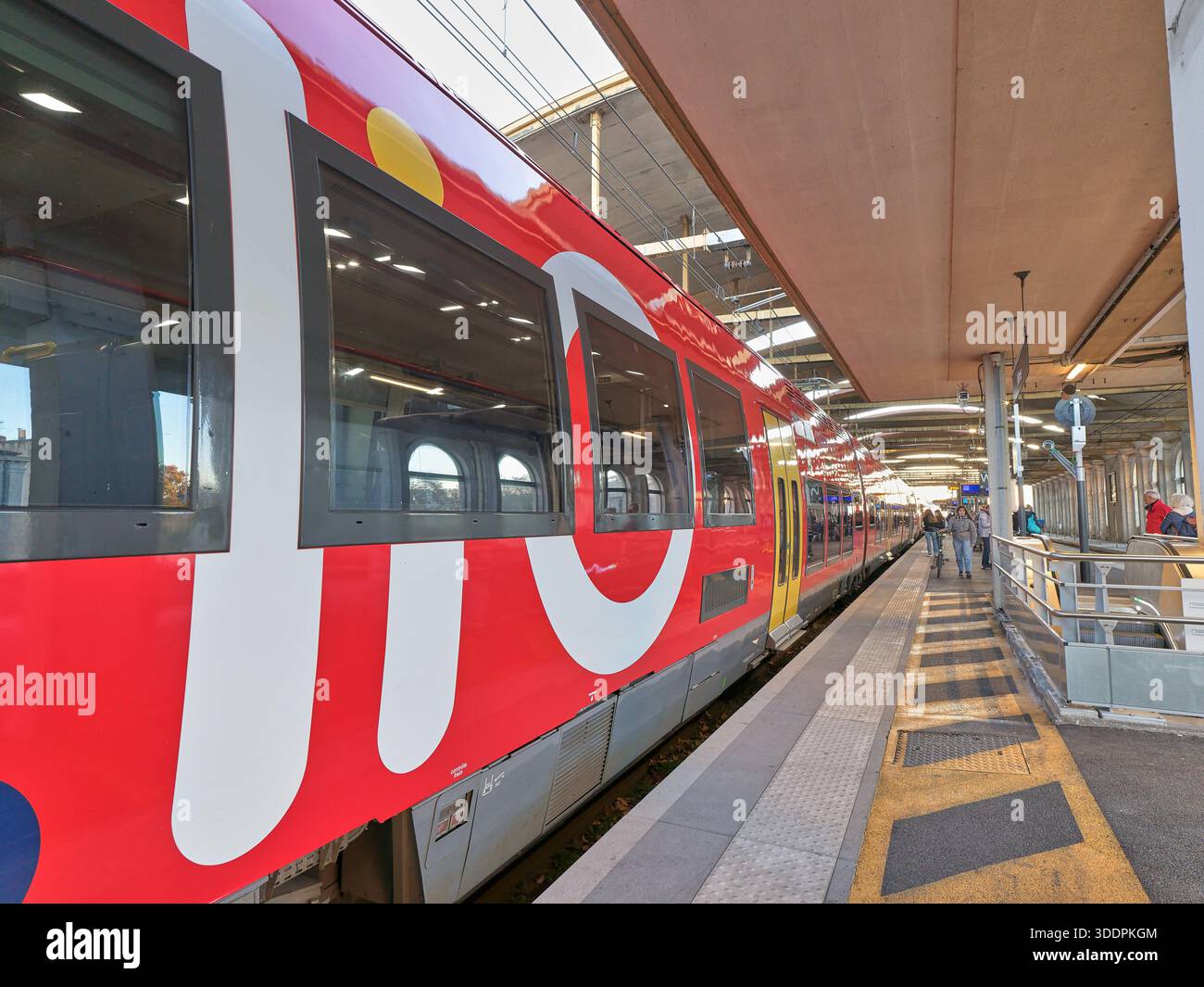 Train LIO stationnaire dans la gare de Nîmes, France. Banque D'Images