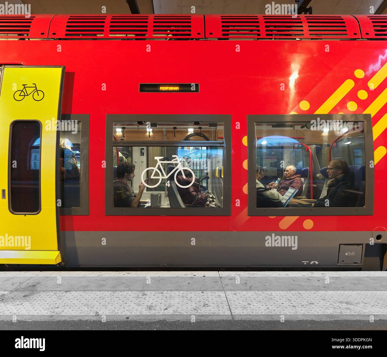 Vélo et voiture cycliste dans un train à la gare de Nîmes, France. Banque D'Images
