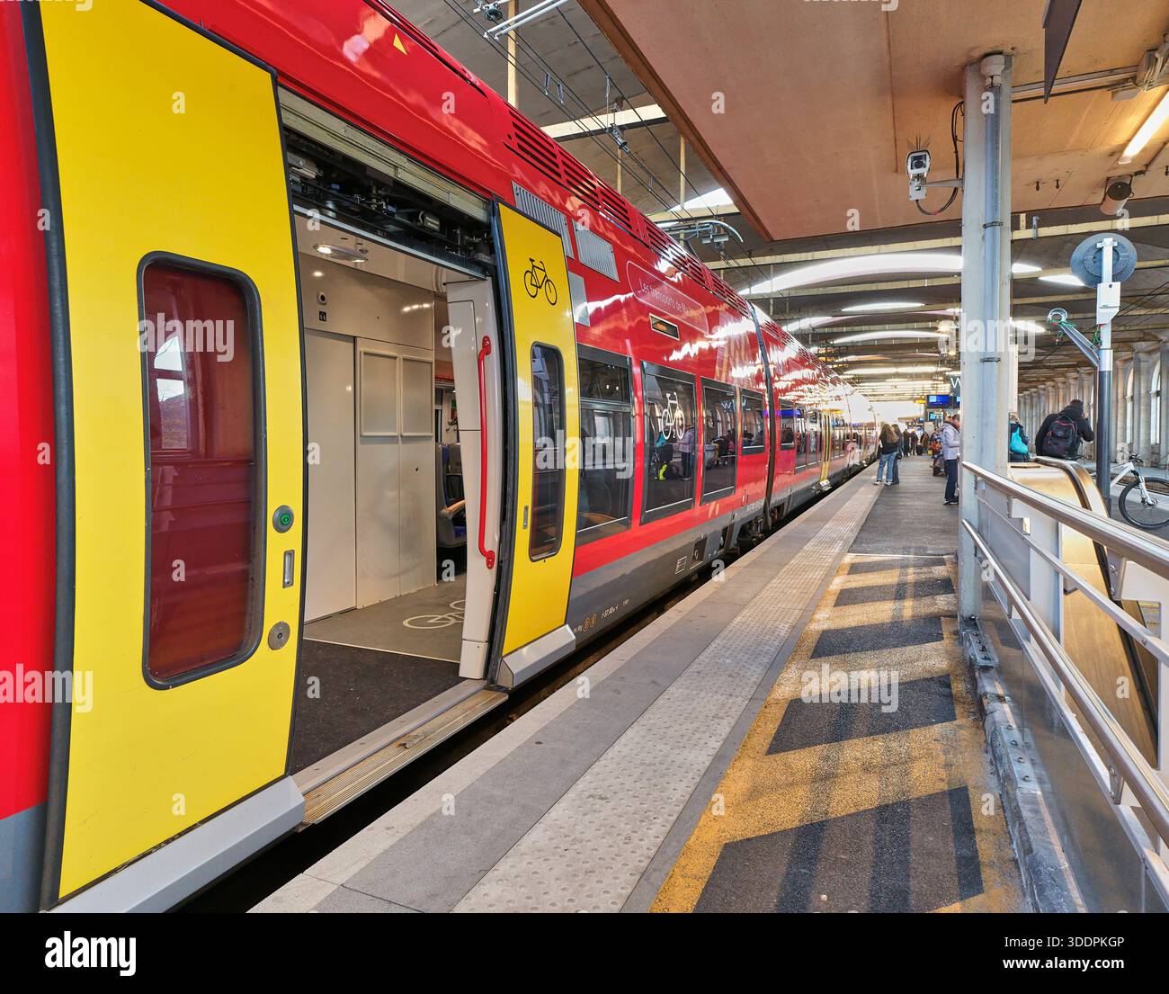 Train LIO stationnaire dans la gare de Nîmes, France. Banque D'Images