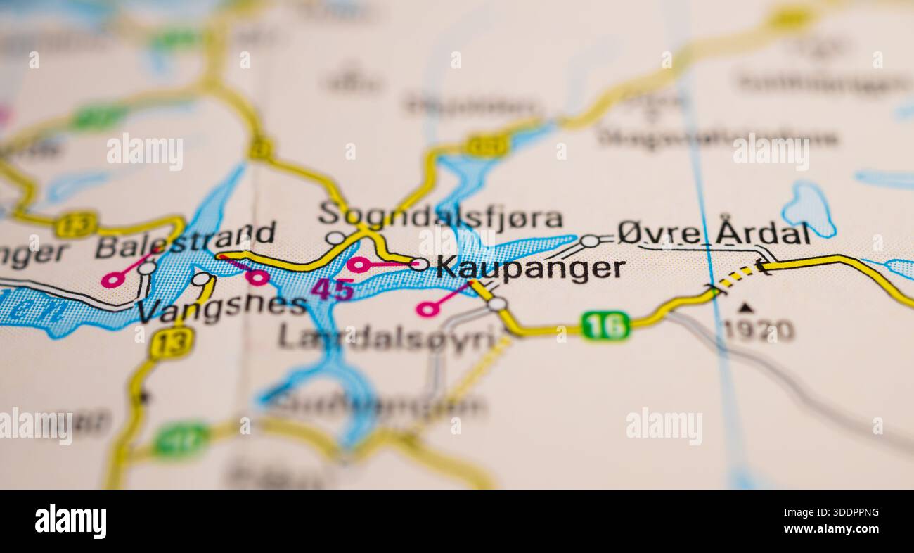 Carte norvégienne mettant en évidence Kaupanger et Balestrand Banque D'Images