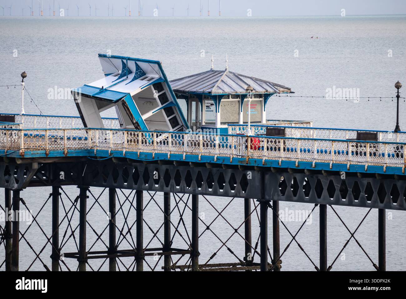 La tempête a endommagé une partie de la jetée de Llandudno montrant une structure de pavillon tordue Banque D'Images