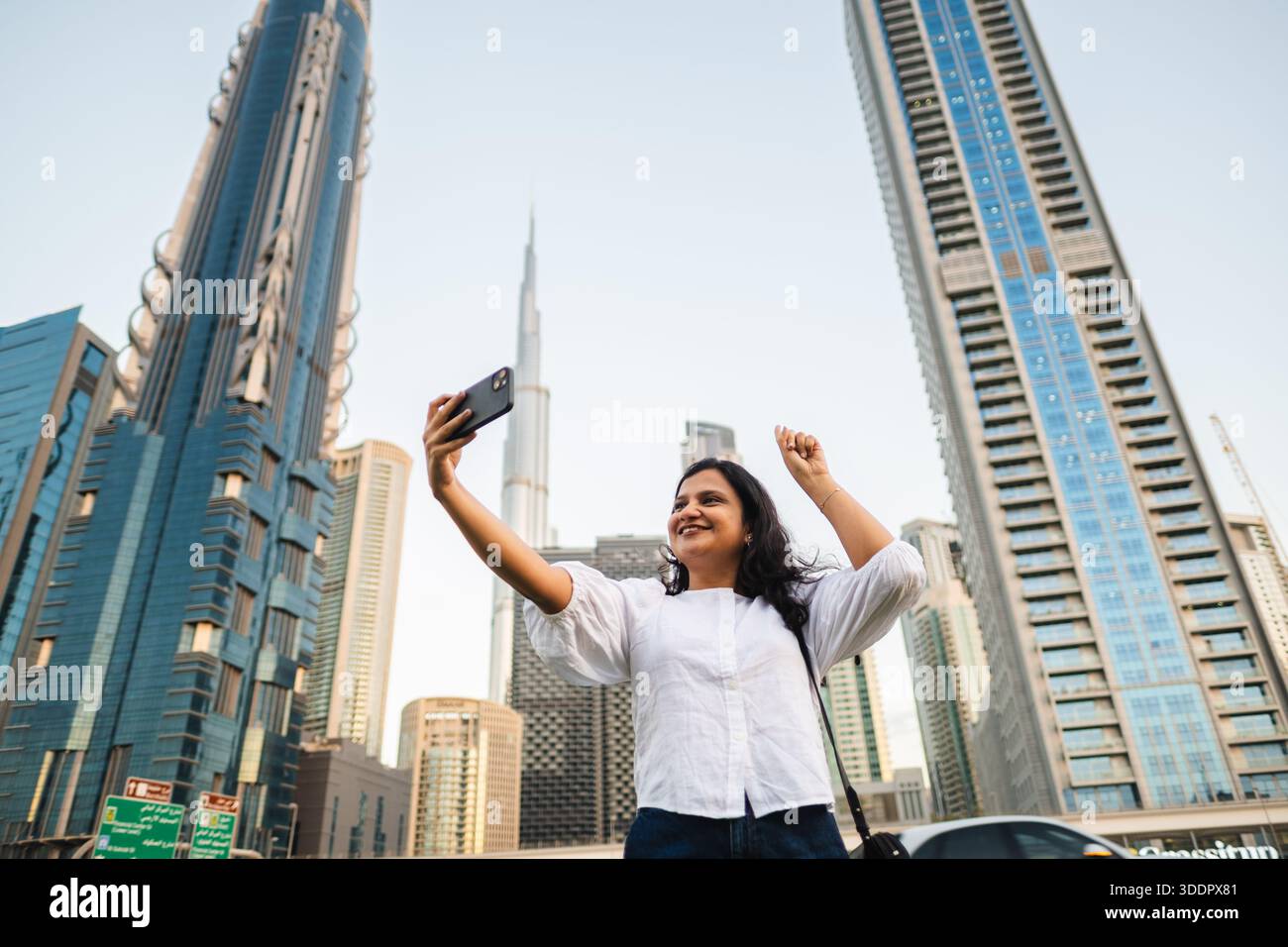 Vlogger de voyage moderne documentant le luxe et le style de vie à Dubaï avec Burj Khalifa et le centre-ville de Dubaï Banque D'Images