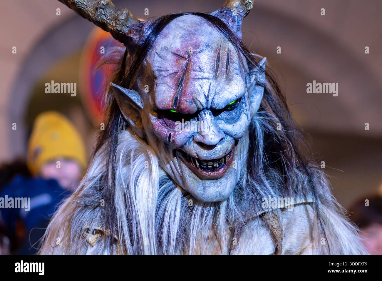 L'image effrayante de krampus est présentée lors d'une fête nationale Banque D'Images