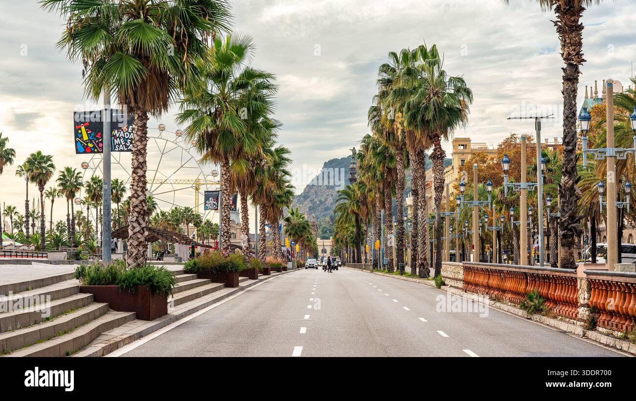 Barcelone, Espagne, 2 décembre 2025 : promenade de la ville de Barcelone au coucher du soleil Catalogne. Banque D'Images
