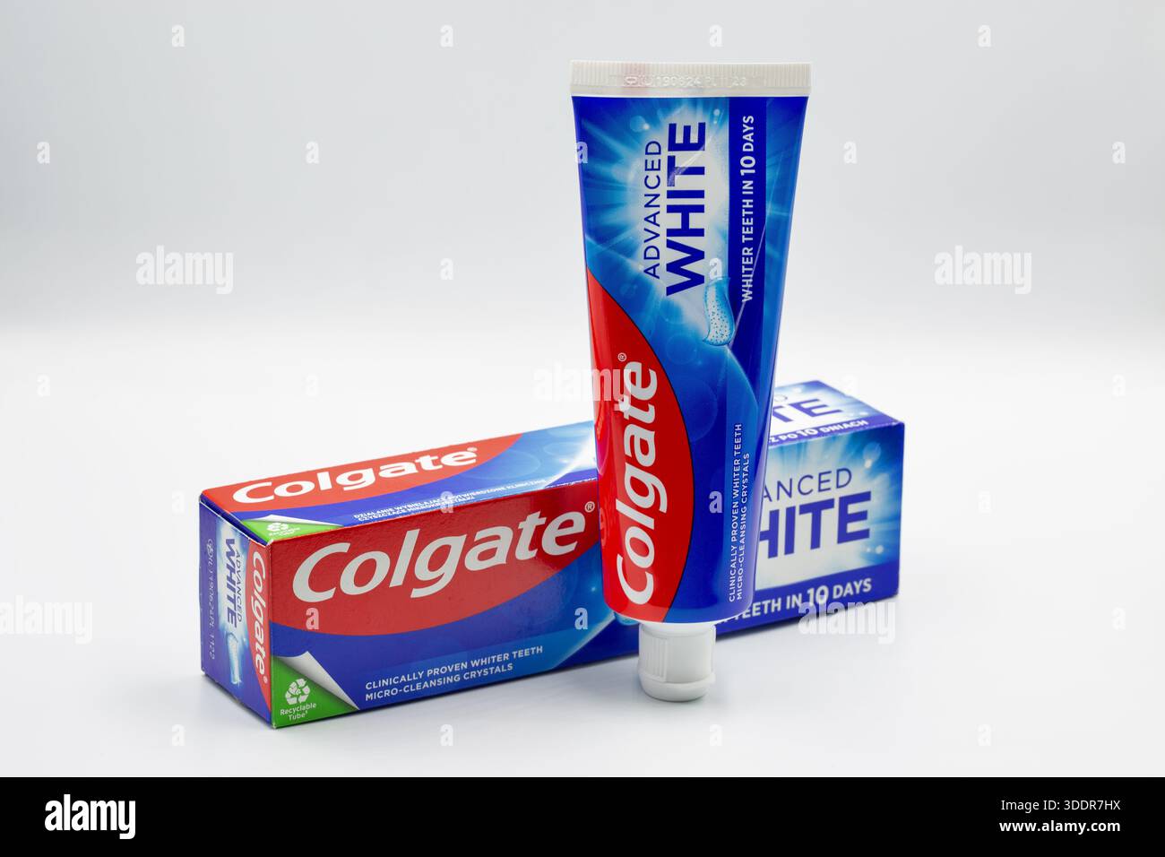 Kiev, Ukraine - 1er décembre 2024 : Colgate fluorure Advanced White dentifrice pack ant tube gros plan sur blanc. Colgate est un fabricant d'une large gamme Banque D'Images