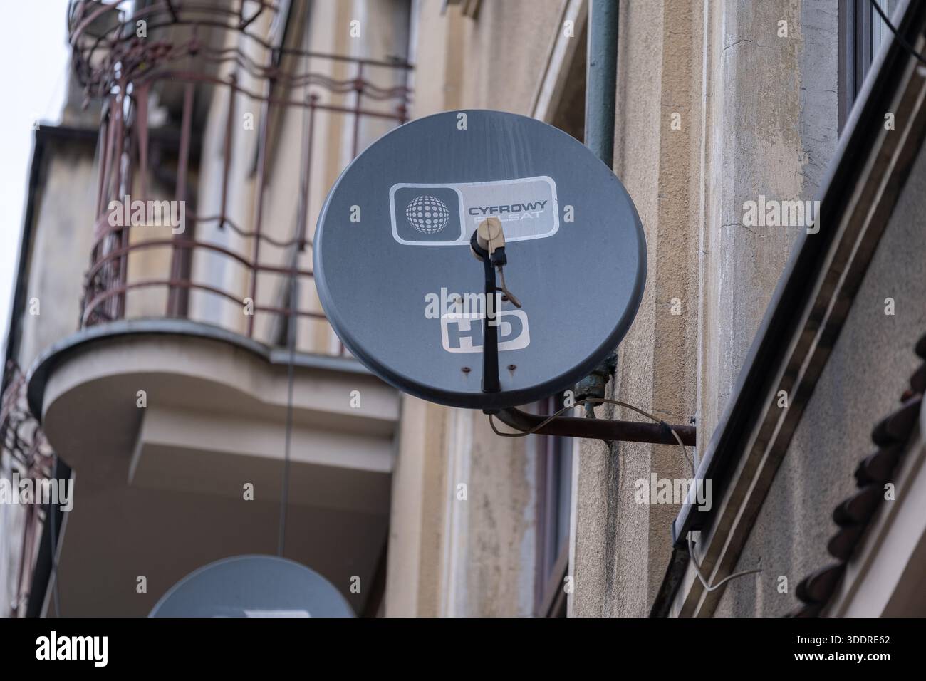 Cracovie, Pologne, décembre 2025. Antenne parabolique montée sur la façade du bâtiment résidentiel dans le centre-ville de Cracovie, infrastructure de communication urbaine. Banque D'Images