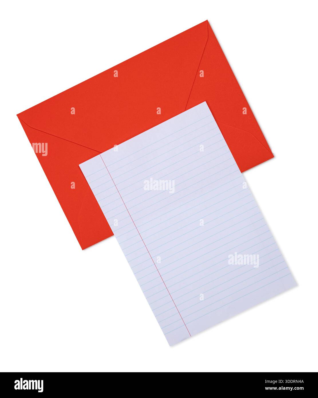 Enveloppe rouge présentant du papier de note ligné vierge, prêt pour un message. Vue de dessus, isolé sur un fond blanc. Banque D'Images