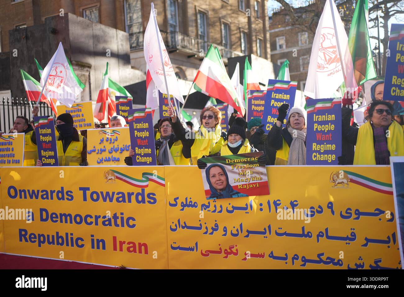Des activistes de l'Association des femmes anglo-iraniennes au Royaume-Uni lors d'un rassemblement devant 10 Downing Street, Whitehall, dans le centre de Londres, pour montrer leur solidarité avec les manifestations en Iran contre l'économie en difficulté du pays. Date de la photo : samedi 3 janvier 2026. Banque D'Images