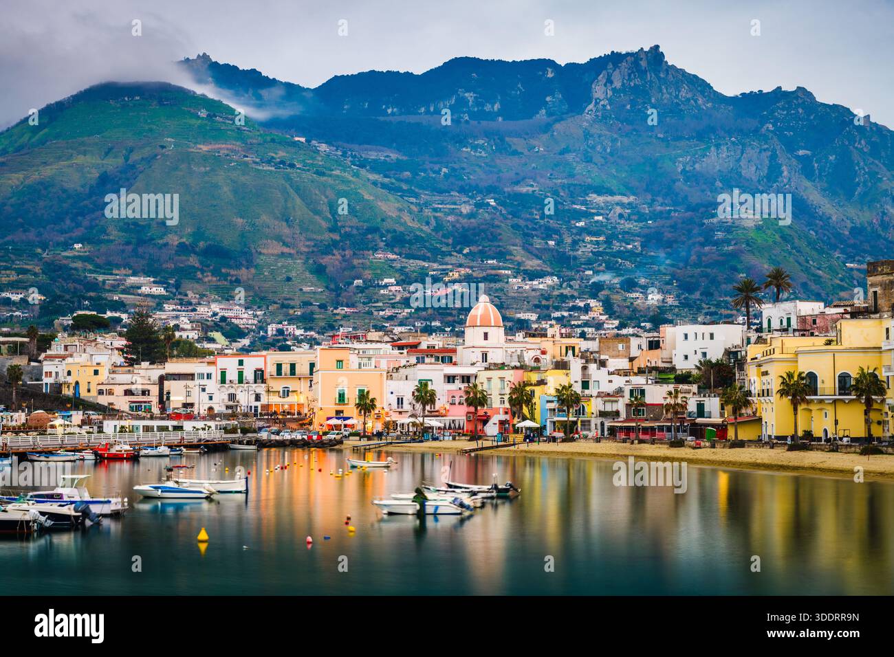 Forio, Ischia, Italie au crépuscule. Banque D'Images