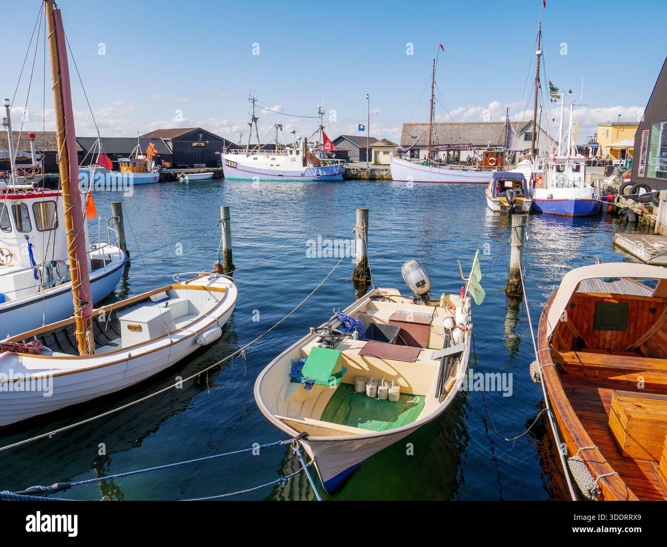 Bateaux de pêche amarrés dans le petit port de pêche d'Ebeltoft, Jutland, Danemark Banque D'Images