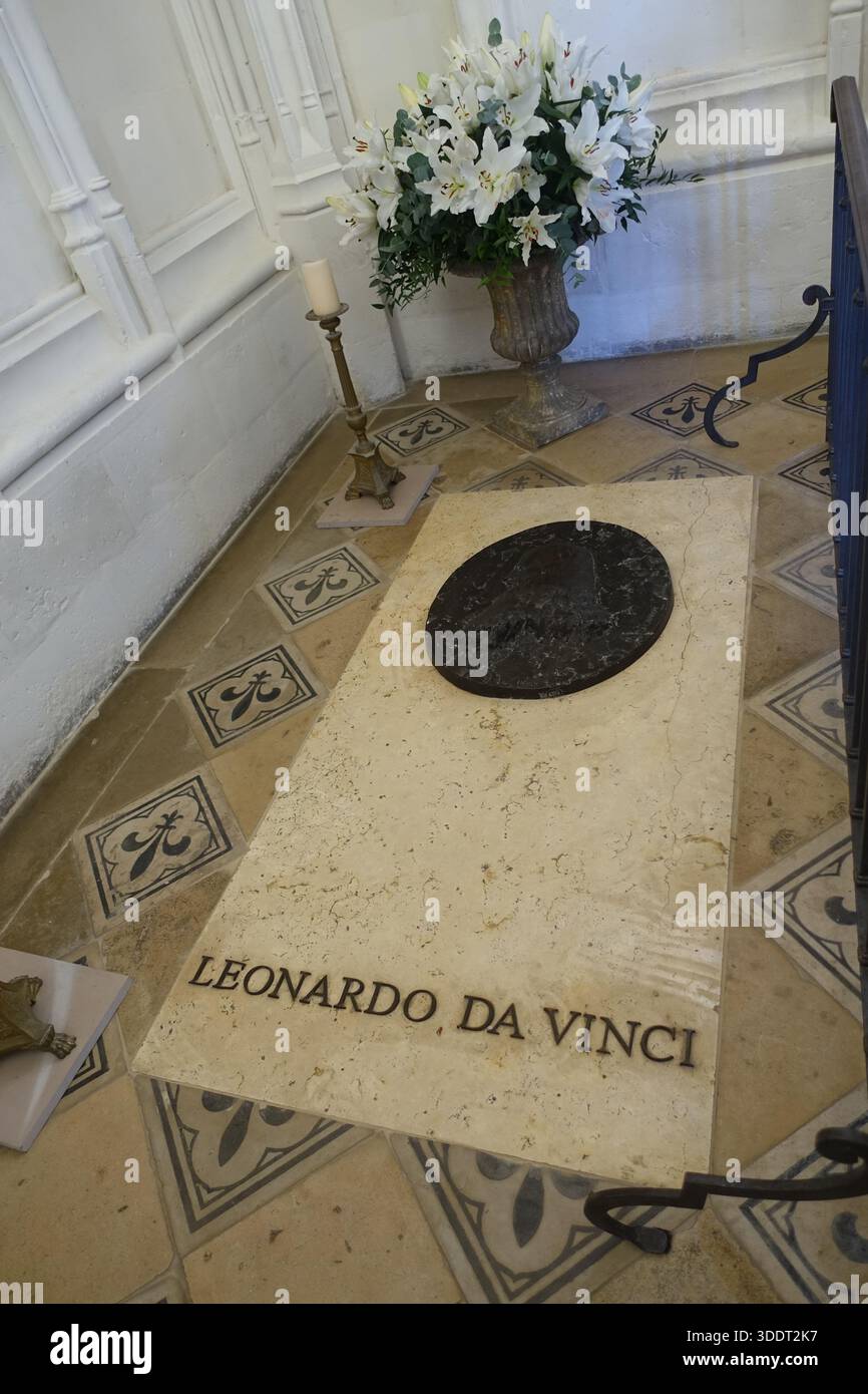 Le tombeau de Léonard de Vinci, peintre de la Renaissance, dans une chapelle du Château d'Amboise, France Banque D'Images