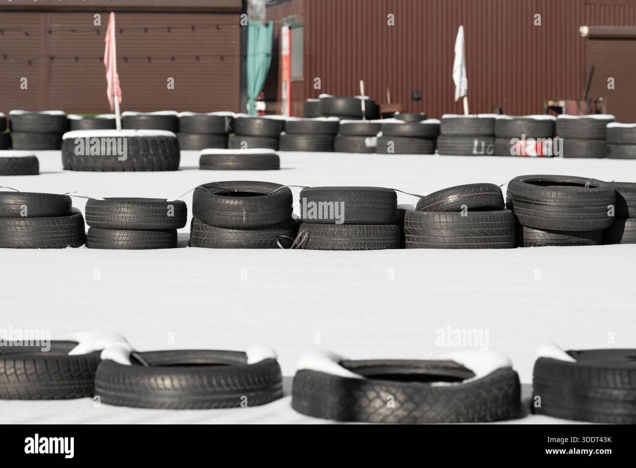 Clôture d'hippodrome. Vieux pneus sur une piste de kart. Banque D'Images