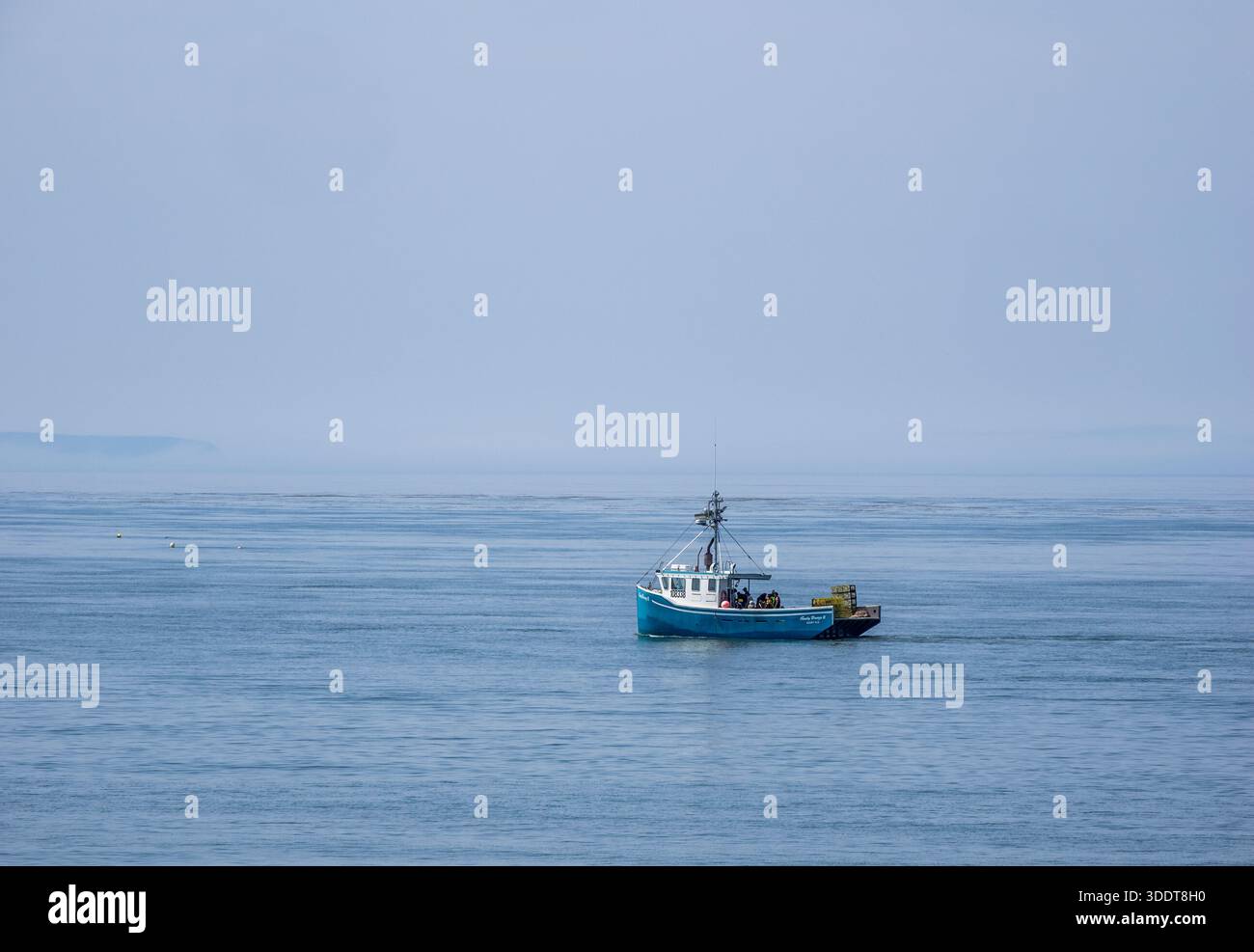 Bateau de pêche sur des eaux calmes par une journée brumeuse dans la baie de Fundy en Nouvelle-Écosse Canada Banque D'Images