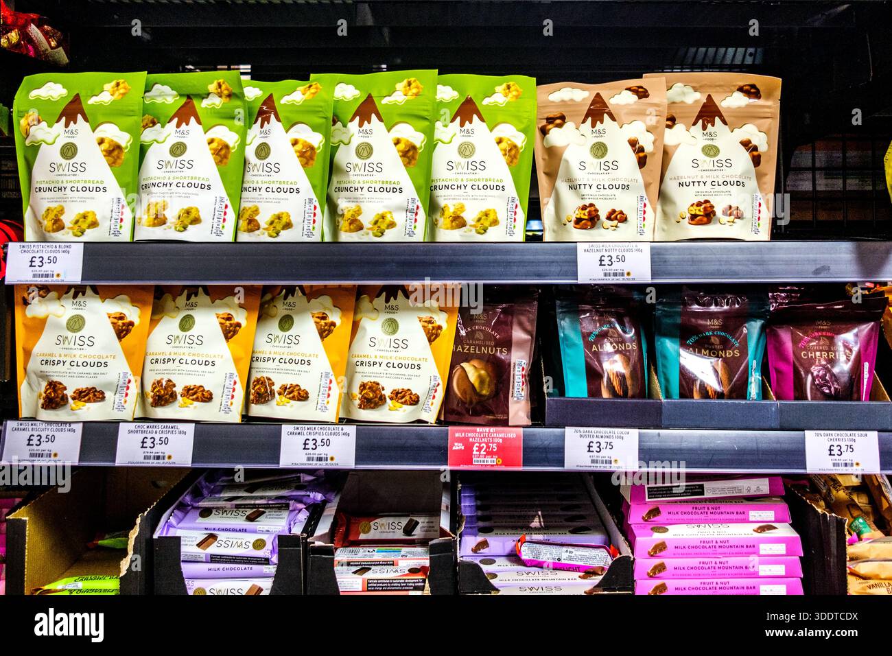 Londres Royaume-Uni, 03 janvier 2026, sélection de snacks sucrés sucrés au lait et au chocolat noir Banque D'Images