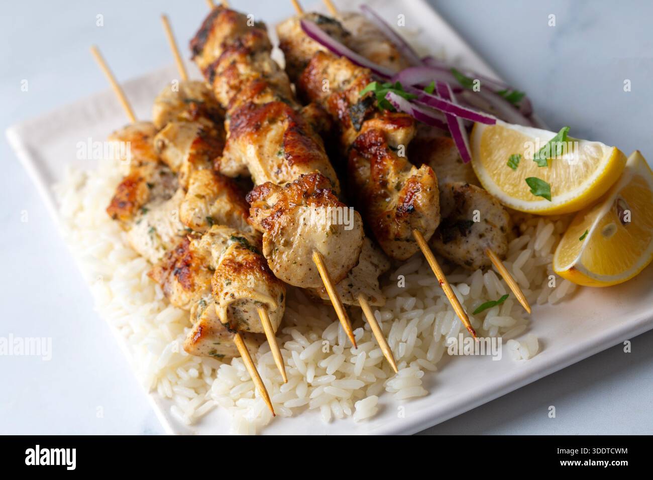Brochettes de poulet shish kebab ou brochettes de poulet grillé grec - souvlaki de poulet servi avec du citron Banque D'Images