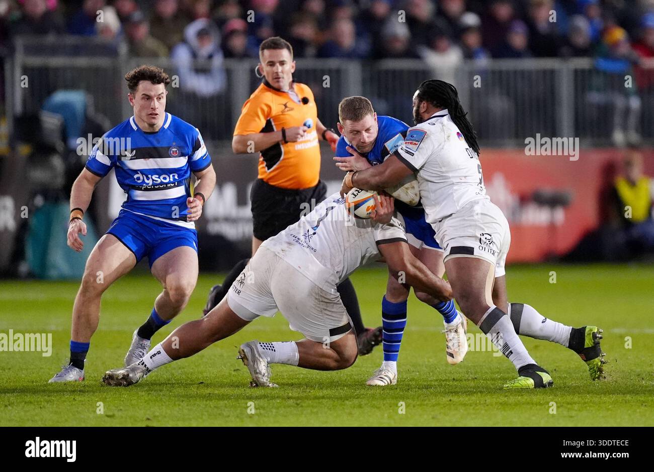 Finn Russell de Bath Rugby est attaqué par Scott SiO et Joseph Dweba d'Exeter Chiefs lors du Gallagher PREM match au Recreation Ground de Bath. Date de la photo : samedi 3 janvier 2026. Banque D'Images