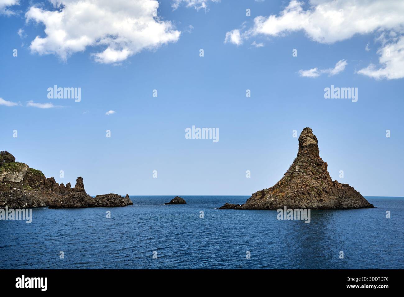 Îlot rocheux sur la côte des Cyclops sur l'île de Sicile, Italie Banque D'Images